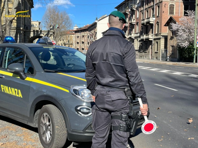 Torino: in auto con hashish e cocaina, fermato e arrestato un uomo di 37 anni