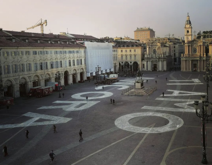 Torino: compare scritta gigante “Ti amo ancora” in piazza San Carlo