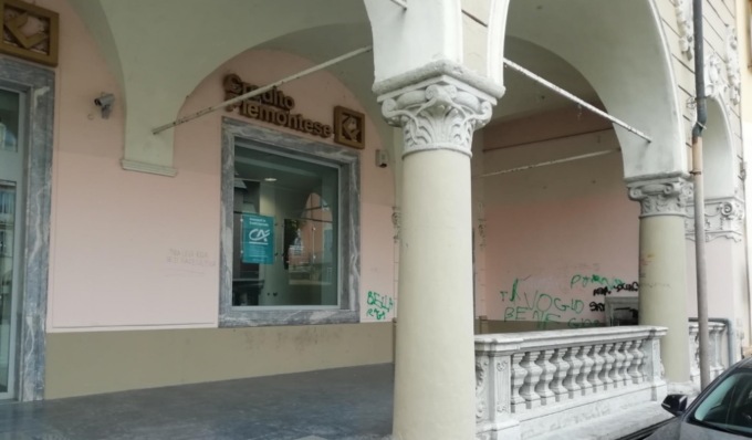 Imbrattano muro con marker indelebili, due minorenni nei guai