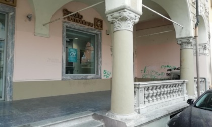 Imbrattato muro in piazza Mazzini a Casale Monferrato: denunciati due minorenni