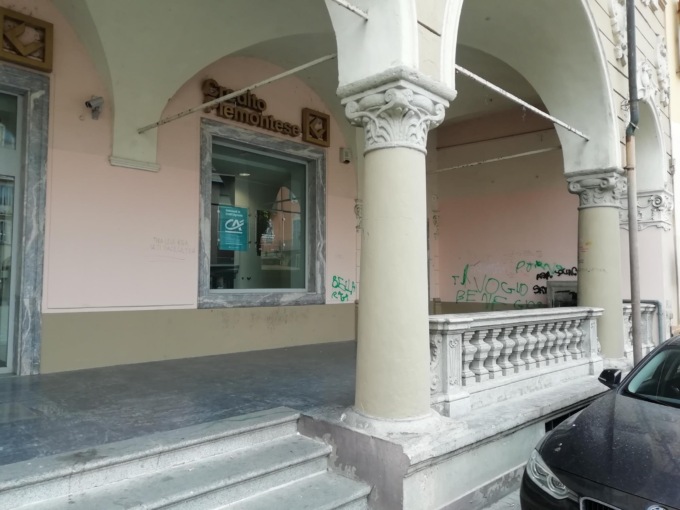 Imbrattato muro in piazza Mazzini a Casale Monferrato: denunciati due minorenni