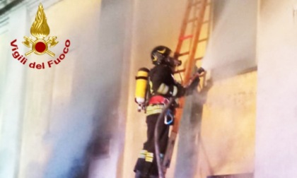 Incendio in cascina, le fiamme intaccano porticato e parte dell'abitazione