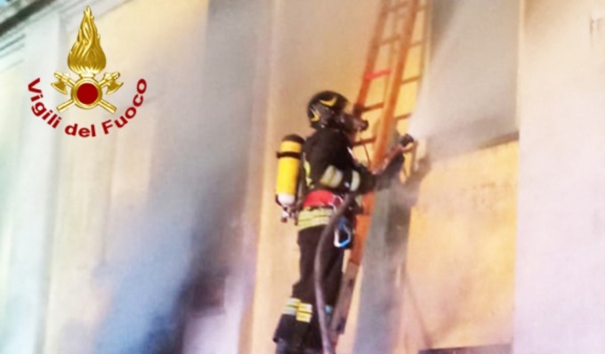 Incendio in cascina, le fiamme intaccano porticato e parte dell’abitazione