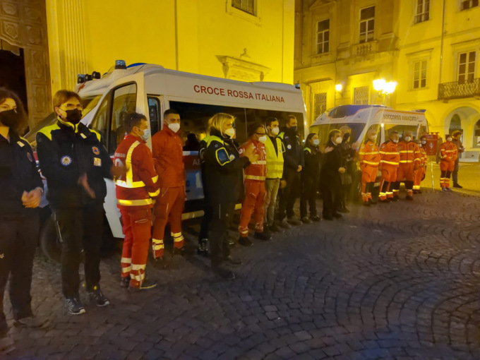 Valenza ha ricordato chi ha perso la vita per il Covid-19 con una breve ma toccante e significativa cerimonia