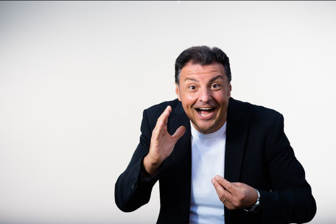 Un’estate di imitazioni, risate e spettacoli con Claudio Lauretta