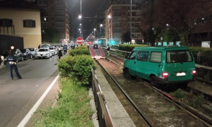 Torino: si incastra sui binari della metropolitana leggera e rifiuta l'alcol test