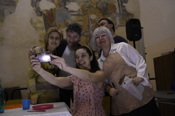 Teatro, “Il Pranzo” de Gli Illegali: l’8-10 aprile la commedia dei piatti vuoti e delle risate in tavola