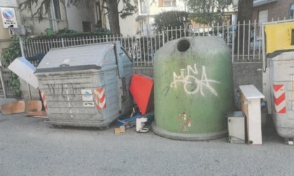 Abbandona rifiuti in via Camurati a Valenza: multato dalla Polizia Locale