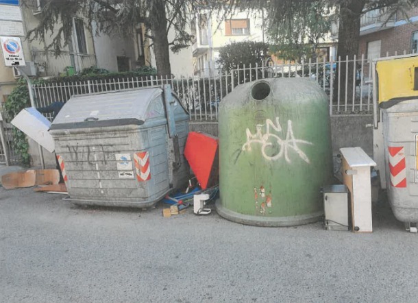 Abbandona rifiuti in via Camurati a Valenza: multato dalla Polizia Locale