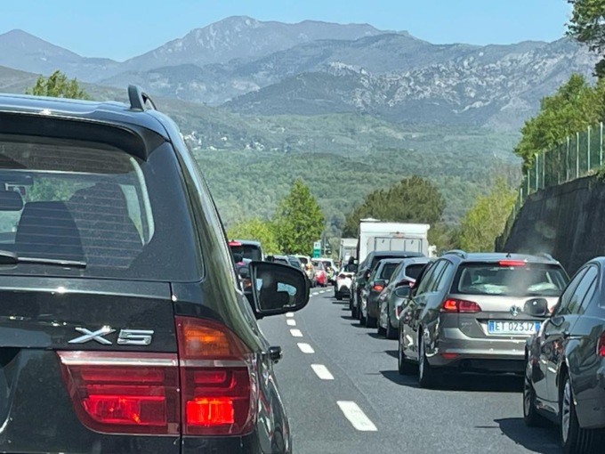 Pasquetta in auto, traffico intenso sull’A10. Fino a 6 km di coda tra Andora e Albenga