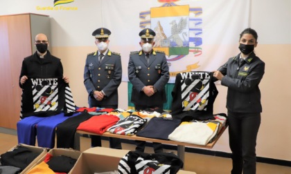 Genova: Guardia di Finanza dona alla Caritas centinaia di abiti sequestrati