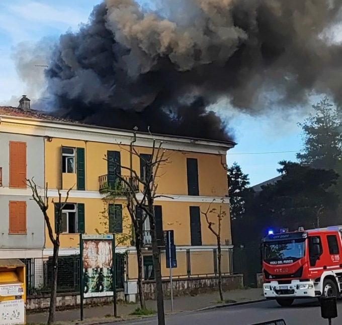 Valenza: incendio in un’abitazione in viale Cellini spento dopo circa 6 ore di lavoro