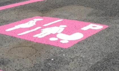 "Stalli Rosa": ad Alessandria i nuovi parcheggi dedicati alle neo e future mamme