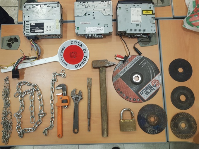 Torino: ubriaco e senza patente va a sbattere contro auto in sosta dopo un inseguimento