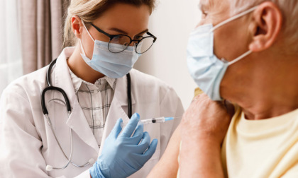 Da oggi (26 aprile) quarta dose anche in farmacia per over80 non fragili