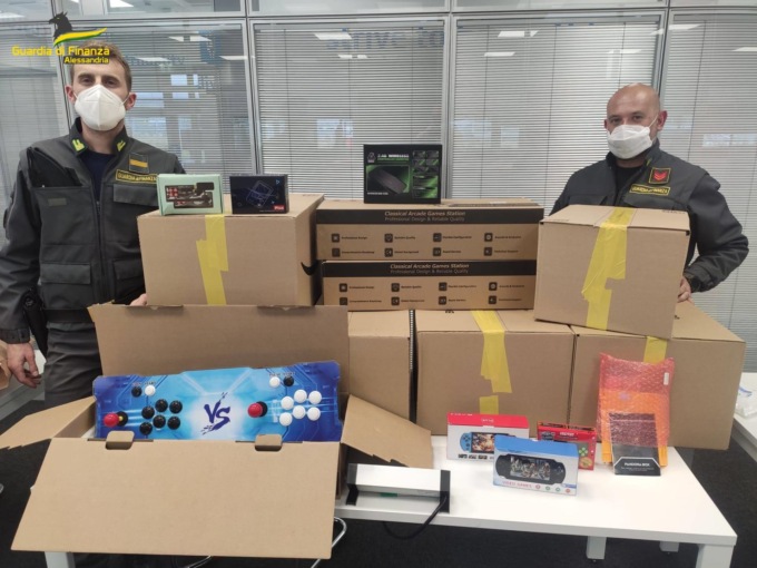 Sequestrate mille console contenenti oltre 3 milioni di giochi “piratati”: 8 denunciati