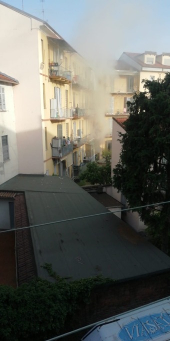 Incendio in uno stabile in via Tiziano ad Alessandria: nessun ferito