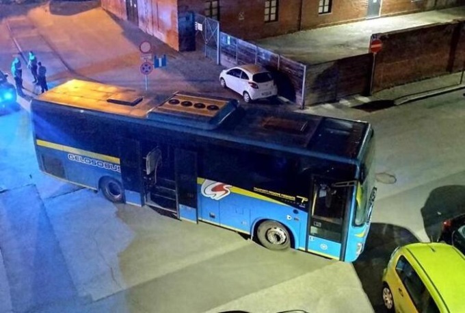 Asti, rubato autobus fermo vicino a deposito, scontro con auto in sosta