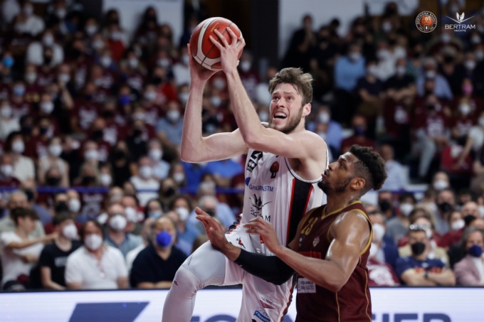 Derthona Basket, trionfo in gara 4 contro Venezia, storico accesso alle semifinali scudetto