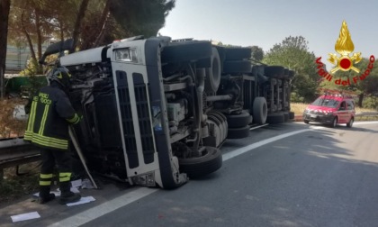 Genova: camion si ribalta in autostrada a Pra', conducente illeso