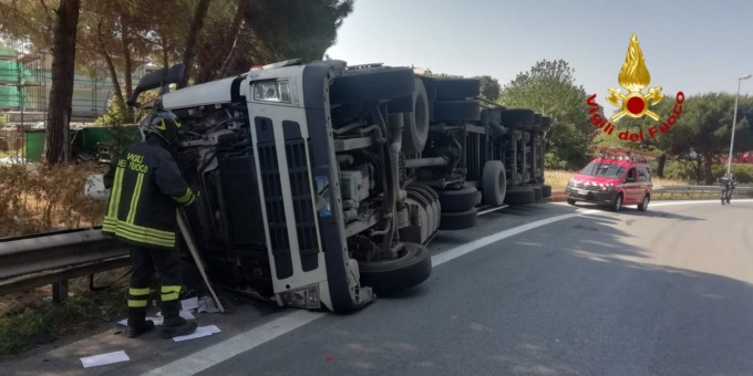 Genova: camion si ribalta in autostrada a Pra’, conducente illeso