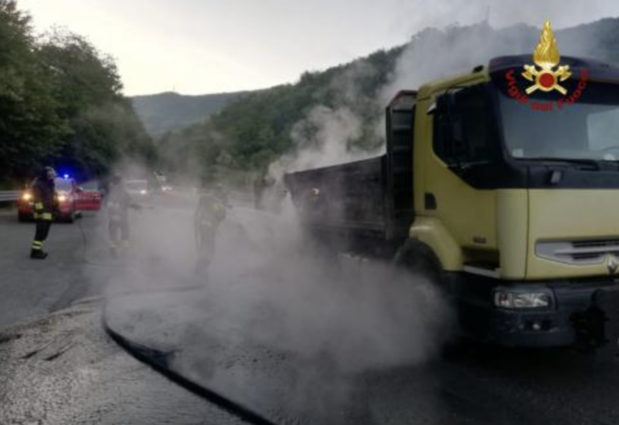 Genova: mezzo pesante in fiamme in autostrada, conducente salvato dai Vigili del Fuoco