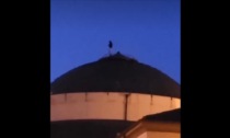 Detenuto si arrampica sulla cupola del carcere di Alessandria, sceso dopo 7 ore