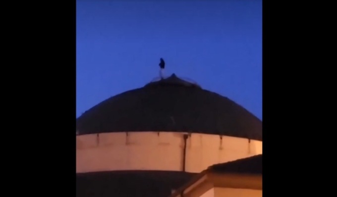 Detenuto si arrampica sulla cupola del carcere di Alessandria, sceso dopo 7 ore