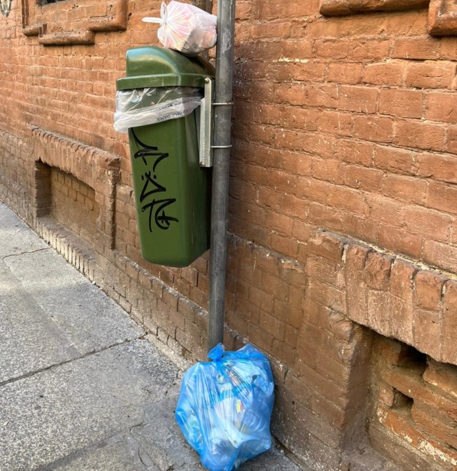 “Spazzatura abbandonata in via Rattazzi ad Alessandria”
