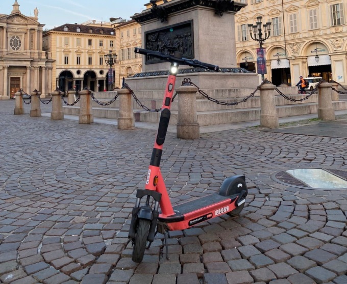 A Torino arrivano i monopattini Voiager 4 della Voi Technology, con frecce e doppio cavalletto