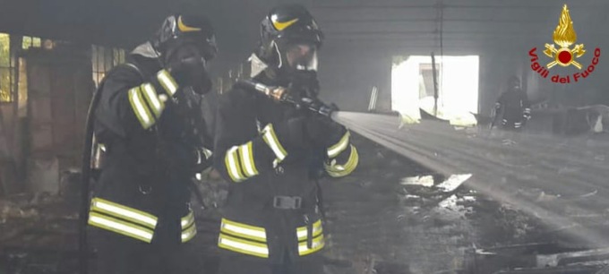 Incendio in un capannone a Montariolo: a fuoco diversi materiali
