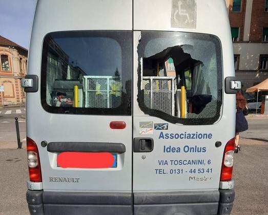 Atto vandalico ad Alessandria: danneggiato il pulmino dell’associazione Idea