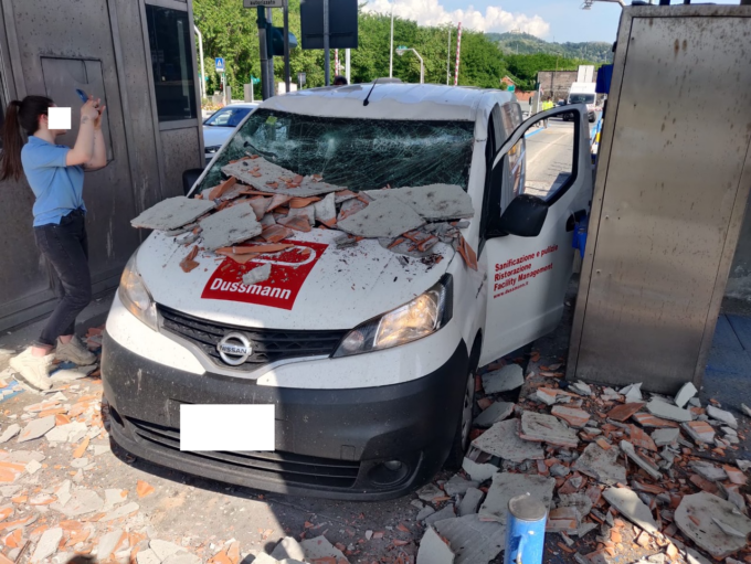 Serravalle Scrivia: cadono calcinacci dalla pensilina del casello autostradale, chiuso per lavori