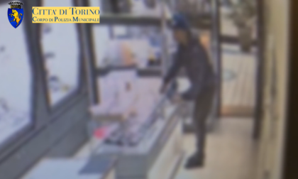 Torino: tenta di rubare notebook, arrestato