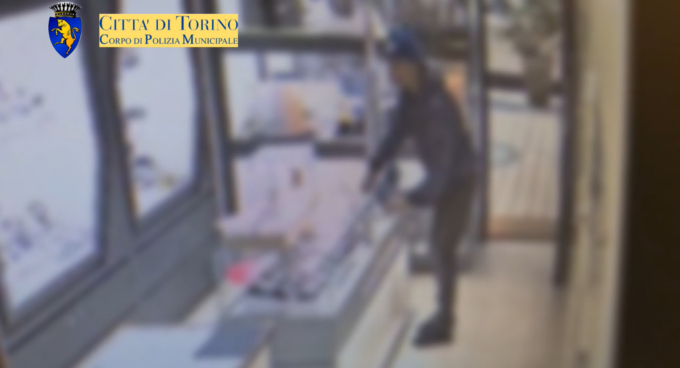 Torino: tenta di rubare notebook, arrestato