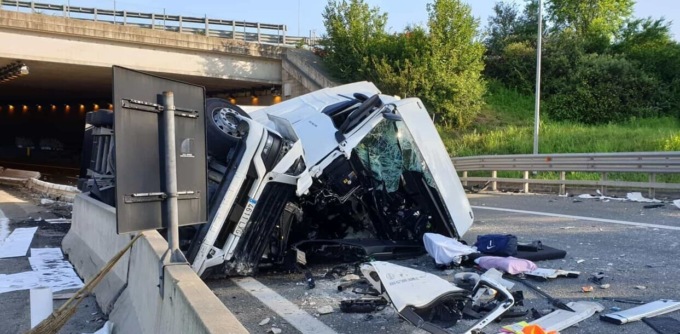 Rivoli: tir esce di strada in tangenziale e invade carreggiata opposta, un ferito grave