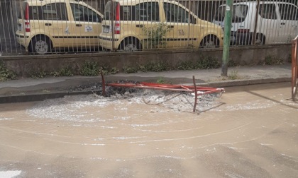 Novi Ligure: grossa perdita d'acqua tra via Papa Giovanni XXIII e via Venezia