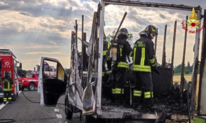 A21, a fuoco un autocarro tra i caselli di Alessandria Est e Alessandria Ovest