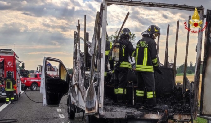A21, a fuoco un autocarro tra i caselli di Alessandria Est e Alessandria Ovest