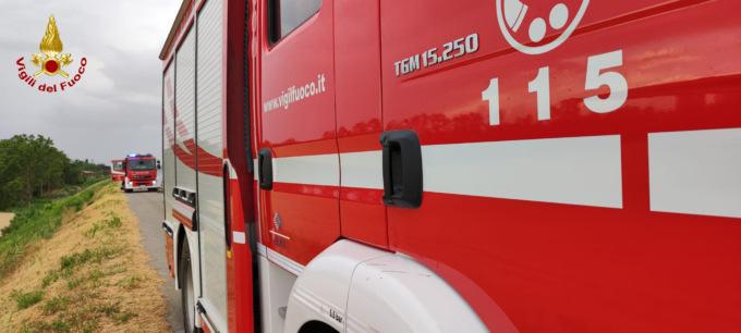 Isola Sant’Antonio, in corso operazioni di spegnimento dell’incendio che ha interessato sterpaglie, bosco e capannone agricolo