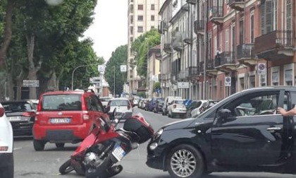 Incidente stradale in corso Teresio: uno scooter si è scontrato con una Fiat 500