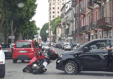 Incidente stradale in corso Teresio: uno scooter si è scontrato con una Fiat 500