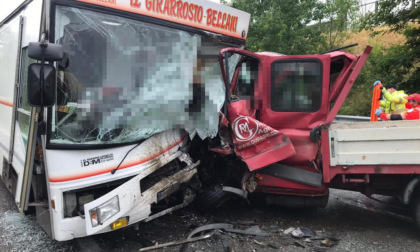 Schianto frontale tra un furgone e un camioncino: 4 morti e due feriti gravi