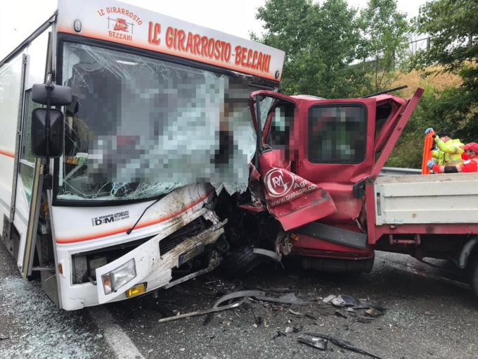 Schianto frontale tra un furgone e un camioncino: 4 morti e due feriti gravi