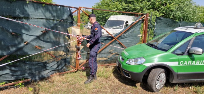 Centinaia di veicoli abbandonati, denunciato il rappresentante di un’autorimessa del casalese