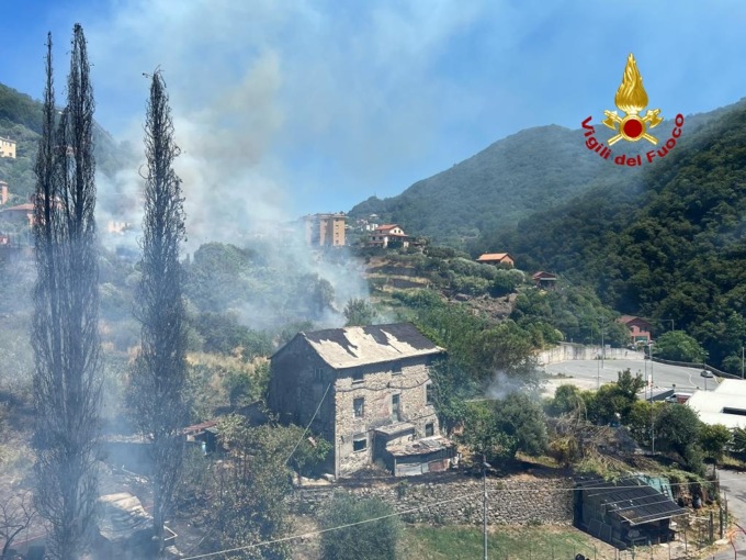 Incendio sulle alture della Val Bisagno: fiamme vicino alle case