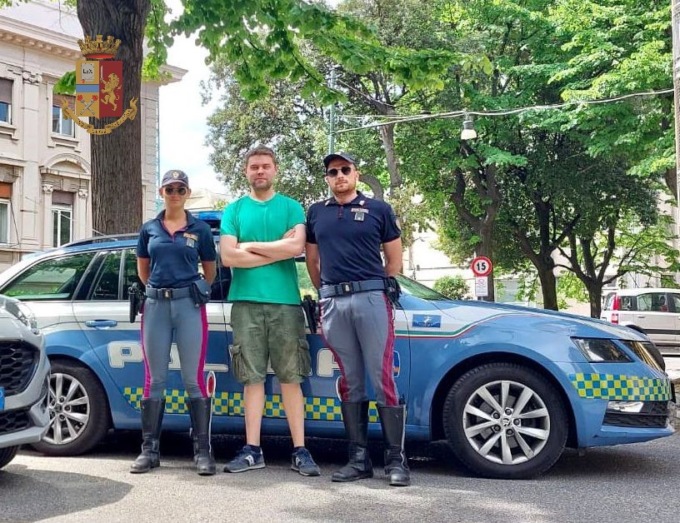 Genova: agenti della Polizia Stradale scortano donna in travaglio verso l’ospedale
