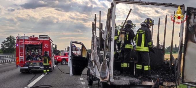 Incendio autocarro in A21, intervenuti Vigili del fuoco di Alessandria: nessuna persona coinvolta