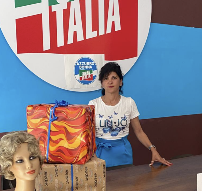 Alessandria: Forza Italia dona parrucche per donne operate e in cura per problemi oncologici