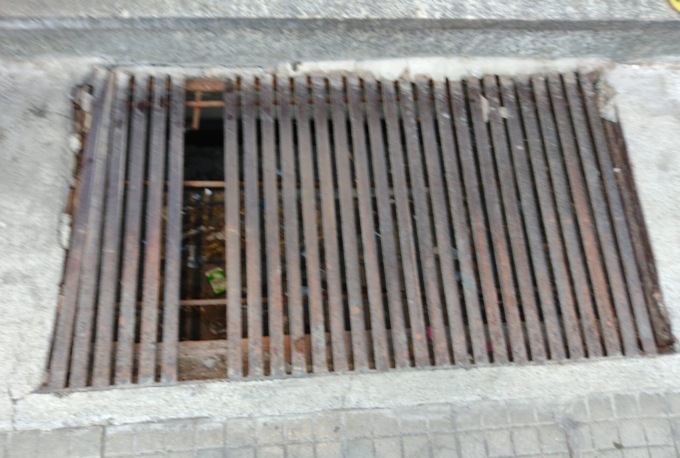 “Grata pericolante in via Napoli ad Alessandria”